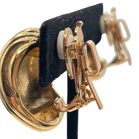 Vintage BUTLER 5th Ave Collection Ribbed Gold Tone Clip on Earrings Signed - Picture 4 of 8